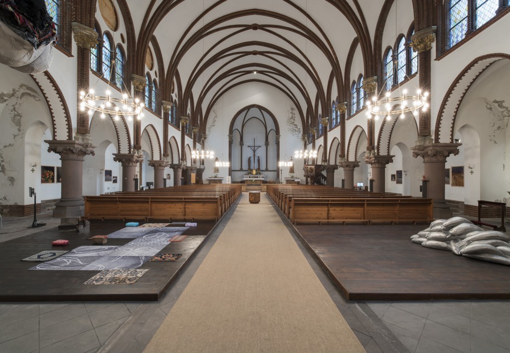 Ausstellungsansicht St. Pius, Peter Riek, Schleifen, 2016 und Carl Emanuel Wolff, Fische, 2013, Courtesy Artists, Foto Marcus Schneider