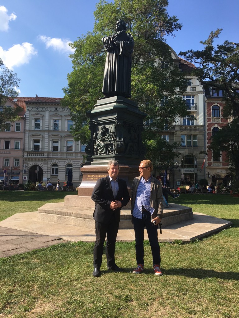 Tatzu Nishi und Johannes Sparsbrod vor dem Luther-Denkmal